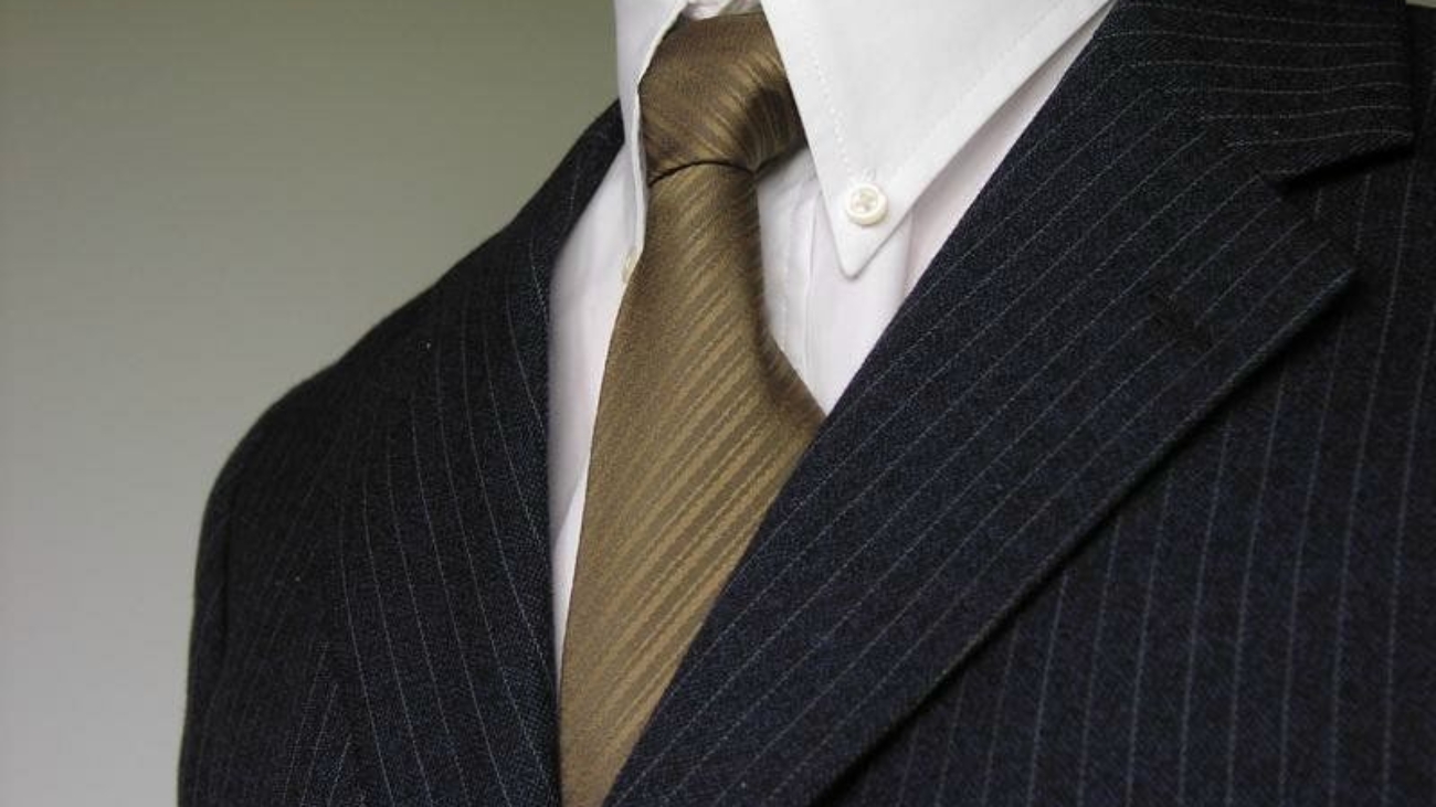 1724-closeup-of-a-business-man-in-suit-and-tie-pv-business-man